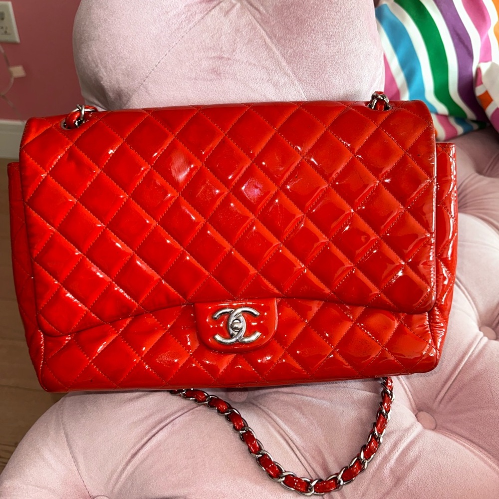 Jumbo Chanel classic patten leather bag.